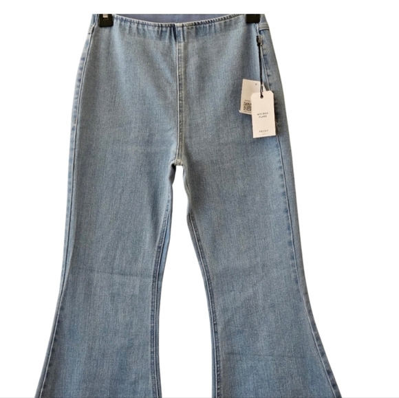 84 NWT FOREVER 21 MID RISE FLARE JEANS WOMEN'S SIZE MEDIUM - Picture 3 of 10